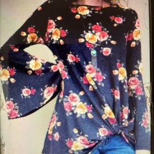 Flowered Long flared sleeves